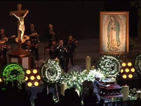Miles de personas despiden a cantante Vicente Fernández en su natal Guadalajara