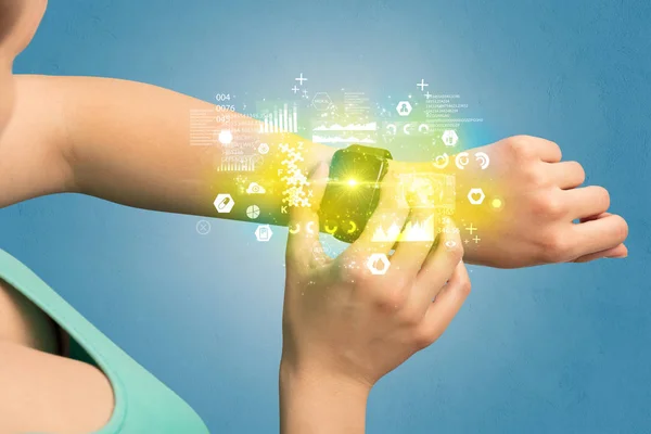 depositphotos_189163958-stock-photo-medical-tracker-with-smartwatch.webp