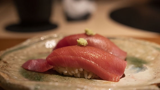67.Nigiri atún con salsa de wasabi