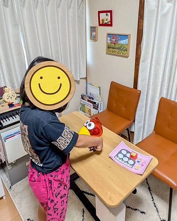 東大阪市えじまピアノ教室で、子どもがガチャガチャを使ったチャレンジ企画に楽しそうに取り組む様子