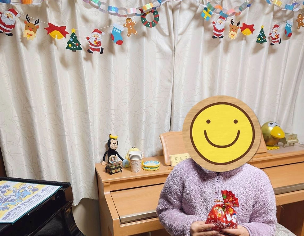 女の子の生徒がレッスンを受けている様子.お家のように落ち着いて通える教室です 大きな音楽教室とは違い、 静かであたたかい空間の中でレッスンをしています。 周りを気にせず、安心して音楽に向き合える環境です☺️ 小さなお子さまや、初めてピアノに触れる方も、無理なくスタートしていただけます。