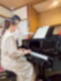 講師が東大阪市えじまピアノ教室で大人の女性に個人ピアノレッスンを行う様子。初心者でも安心して学べる丁寧な指導