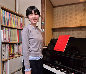 えじまピアノ教室の講師紹介．難しく考えず一緒に楽しみましょう．ピアノは寄り添ってくれます．優しい先生