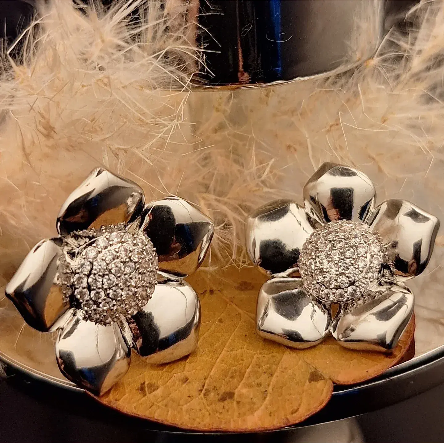 Brinco Flor com Miolo em Zircônias Cravejadas