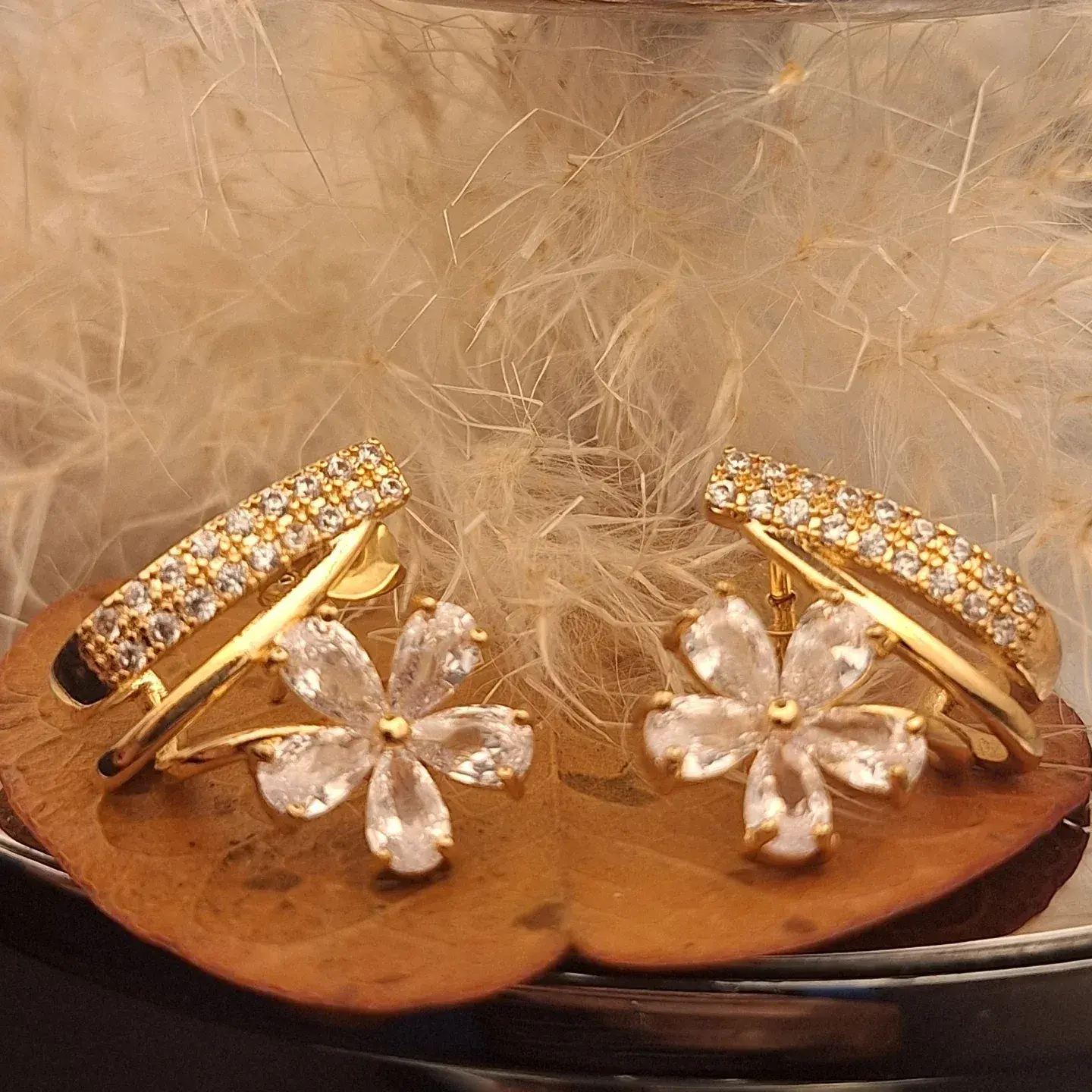 Brinco Flor com Semi Arco e Zircônias Cravejadas