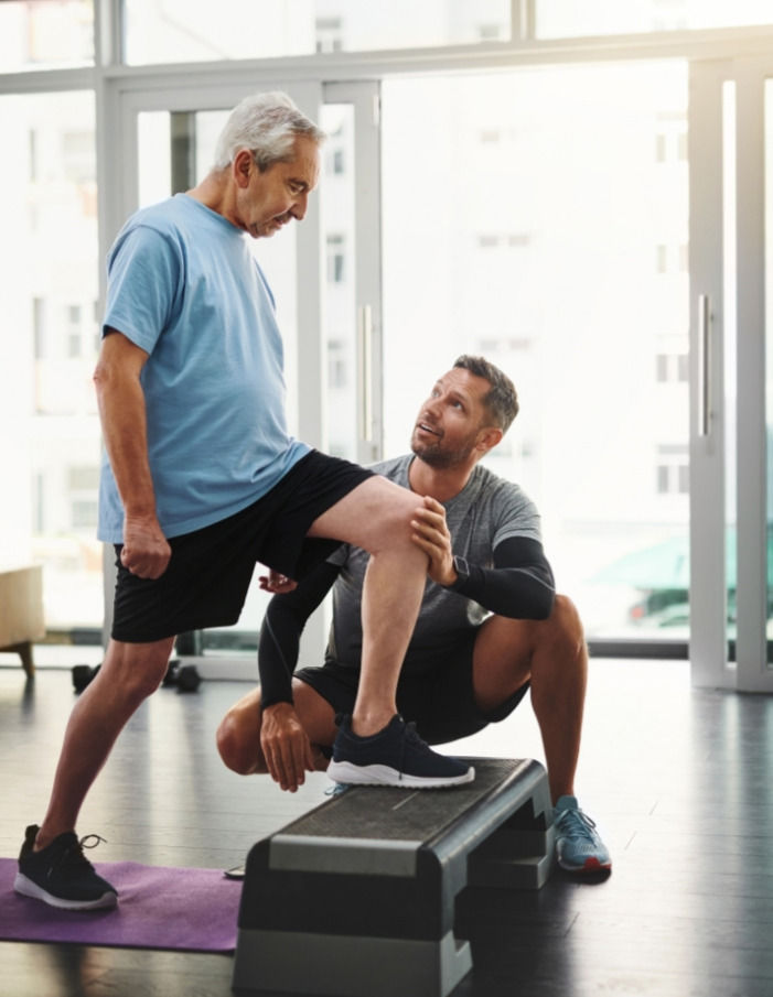 Training am Stepper mit Physiotherapeut.