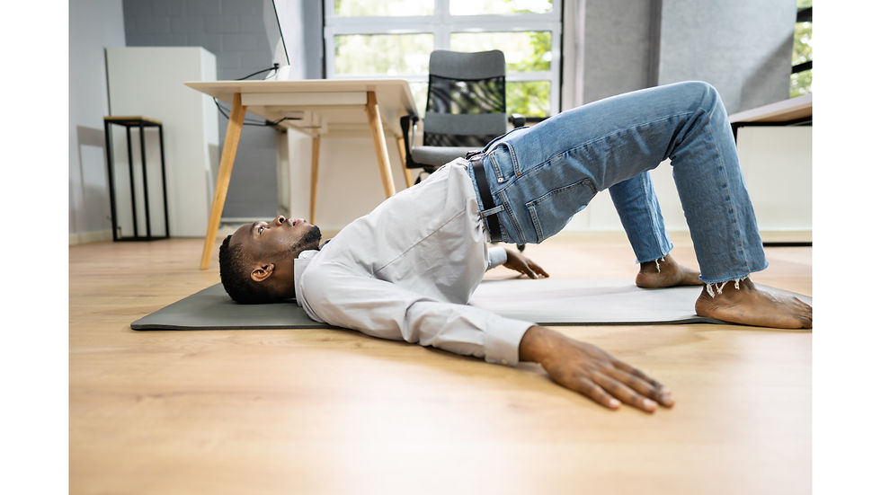 Mann, der auf Yogamatte im Büro Übungen macht.