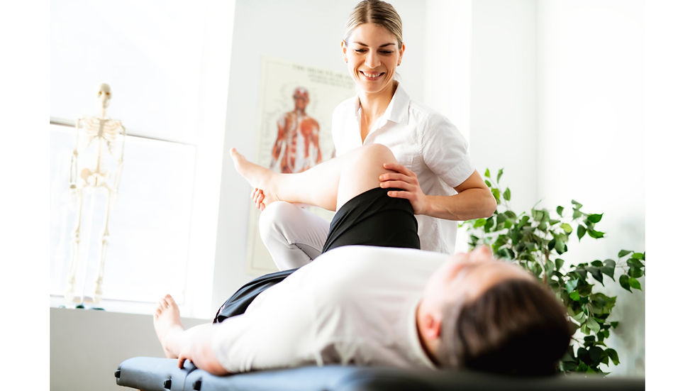 Mann, der auf einer Therapieliege liegt und von einer Physiotherapeutin behandelt wird.