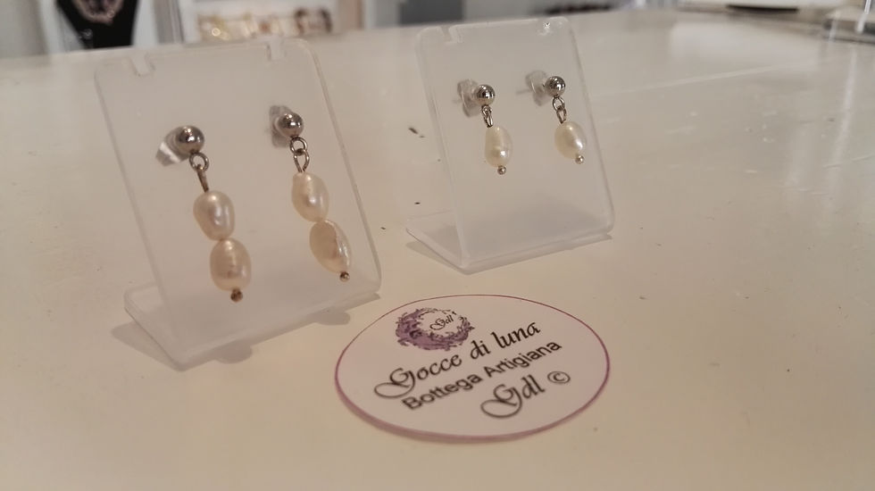 Thumbnail: Orecchini perle bianche pendenti