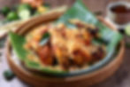 外脆內嫩的「香茅椰糖烤三黃雞(半隻)」精挑新鮮三黃雞入饌,以香茅、椰糖及青檸葉醃製,即叫即烤,蘸上主廚秘製的會安三風味汁享用(圖片由Bistro Hoi An提供)