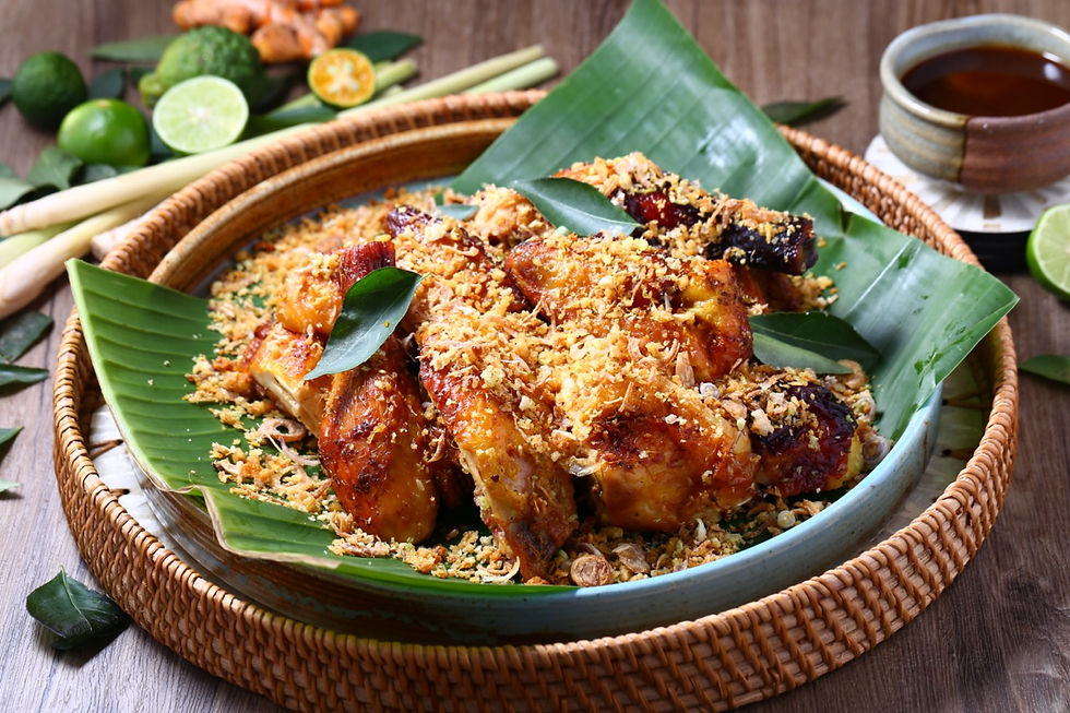 外脆內嫩的「香茅椰糖烤三黃雞(半隻)」精挑新鮮三黃雞入饌,以香茅、椰糖及青檸葉醃製,即叫即烤,蘸上主廚秘製的會安三風味汁享用(圖片由Bistro Hoi An提供)