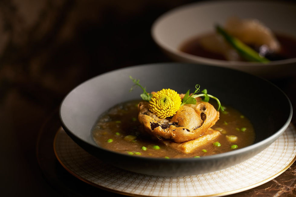 「明閣(灣仔)」廚藝總監曾超敬設計菜式——「威士忌龍蝦汁脆皮紐西蘭大啡菇」(圖片由官方提供)