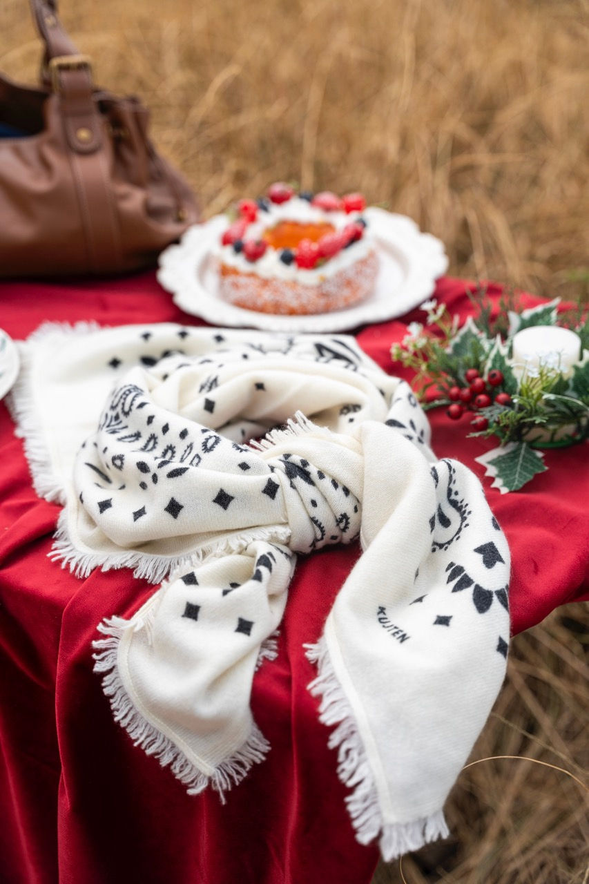 KUJTEN Hachiko Cashmere Bandana (Oats White) HK$2,490(圖片由Rue Madame提供)