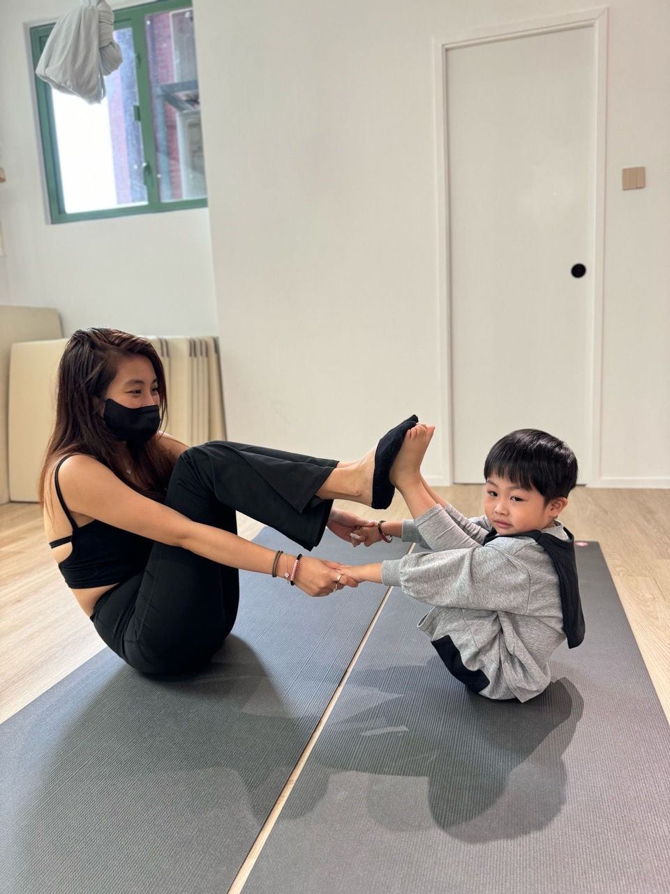 Yogahood親子瑜伽班(圖片由屈臣氏提供)