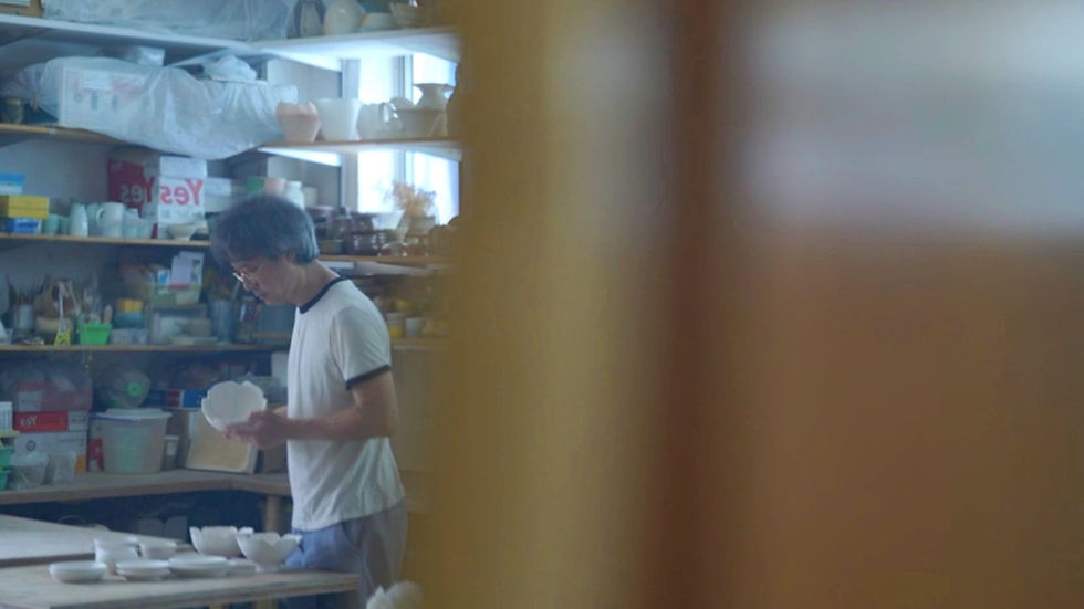 Paul伸出雙手說,「冬天乾燥的天氣,我十根手指頭都會乾裂,流血這樣,都會出現。」(拍攝:Thom Tsang)