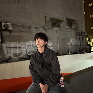 邱鋒澤生日曬「聰豐B」掀熱議 港產IP潮掛台灣男神OOTD