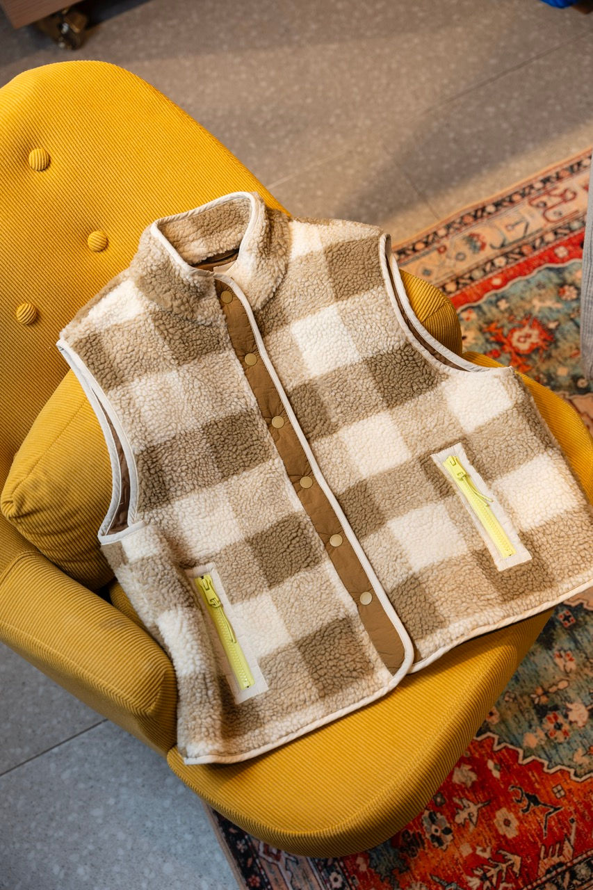 INDI & COLD Teddy Plaid Vest (Oliva) HK$1,290(圖片由Clémence by Rue Madame提供)