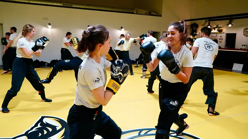 Alumnas principiantes realizando combate suave de Krav Maga en la escuela Kairos Krav Maga de Madrid