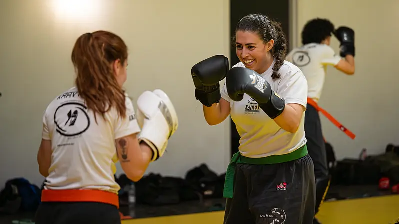 Chicas haciendo combate en Kairos Krav Maga.webp