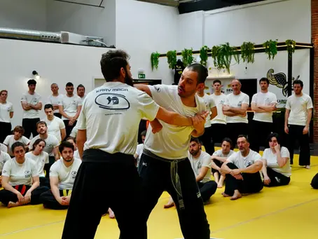Alexandre Orozco impartiendo un seminario de Krav Maga
