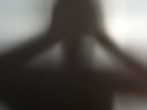 fundo beje com a sombra de uma pessoa segurando a cabeça com as mãos em sinal de desespero