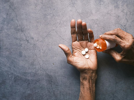 hände eines älteren menschen mit tabletten