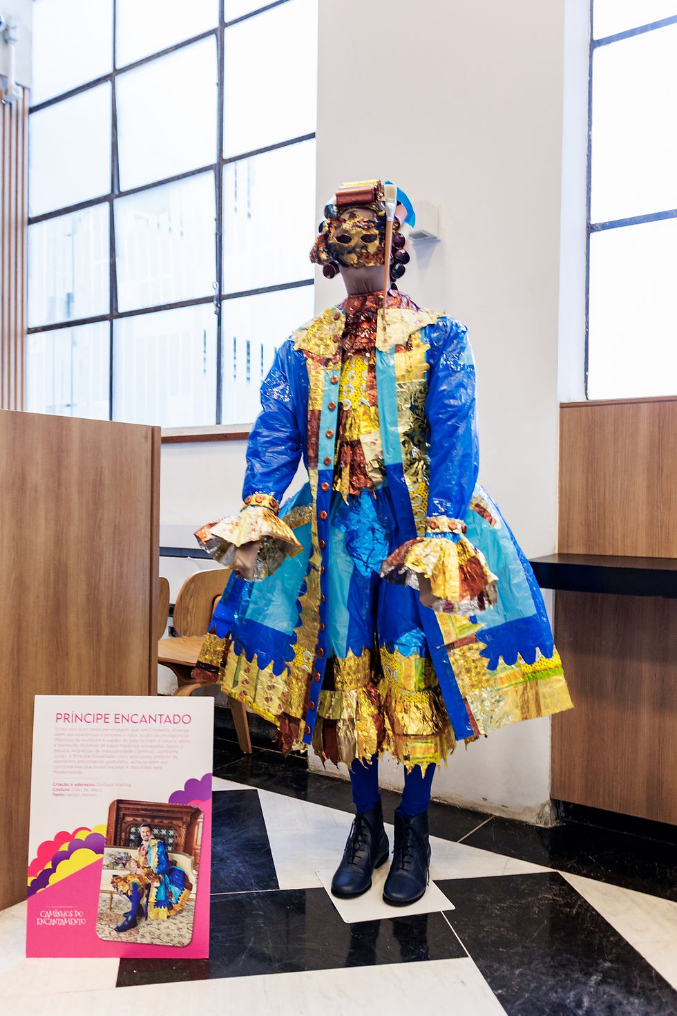 Exposição surpreende com figurinos criados com materiais reciclados
