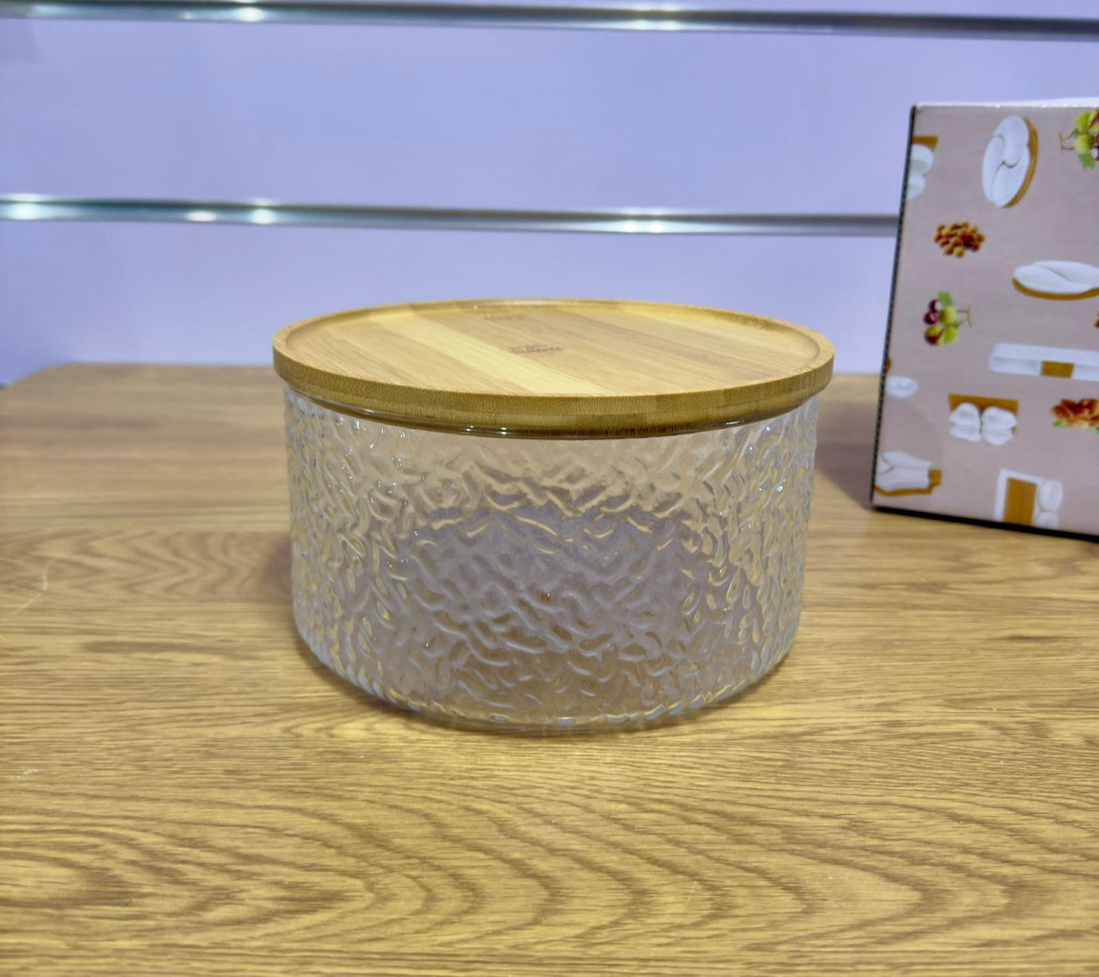 مضيفة مع غطا خشب مميزة