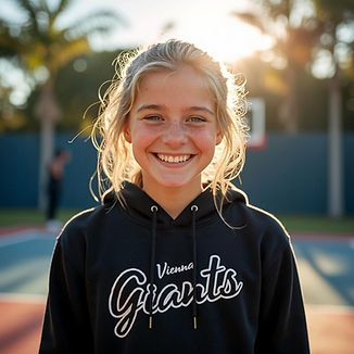 Lily im Park mit Giants Hoodie