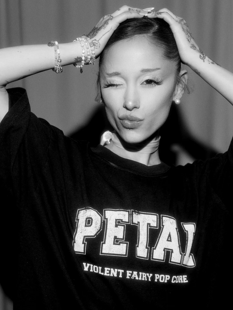 De pop a hardcore: Ariana Grande con merch agresiva para su álbum “Petal” Análisis/Disco