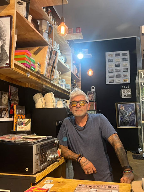 La Plata/Argentina tiene su propio ‘Gracias Totales’: el bar que es museo, terapia y ritual para fans de Gustavo