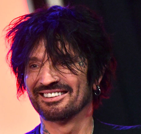 Tommy Lee lanza 'Stupid World': el salvaje bonus track que critica el mundo actual