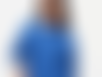 No es solo azul, es celeste”: Old Navy recrea el famoso suéter de Andy con un tacón rojo bordado