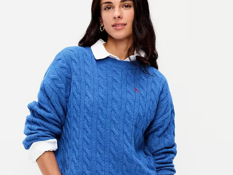 No es solo azul, es celeste”: Old Navy recrea el famoso suéter de Andy con un tacón rojo bordado