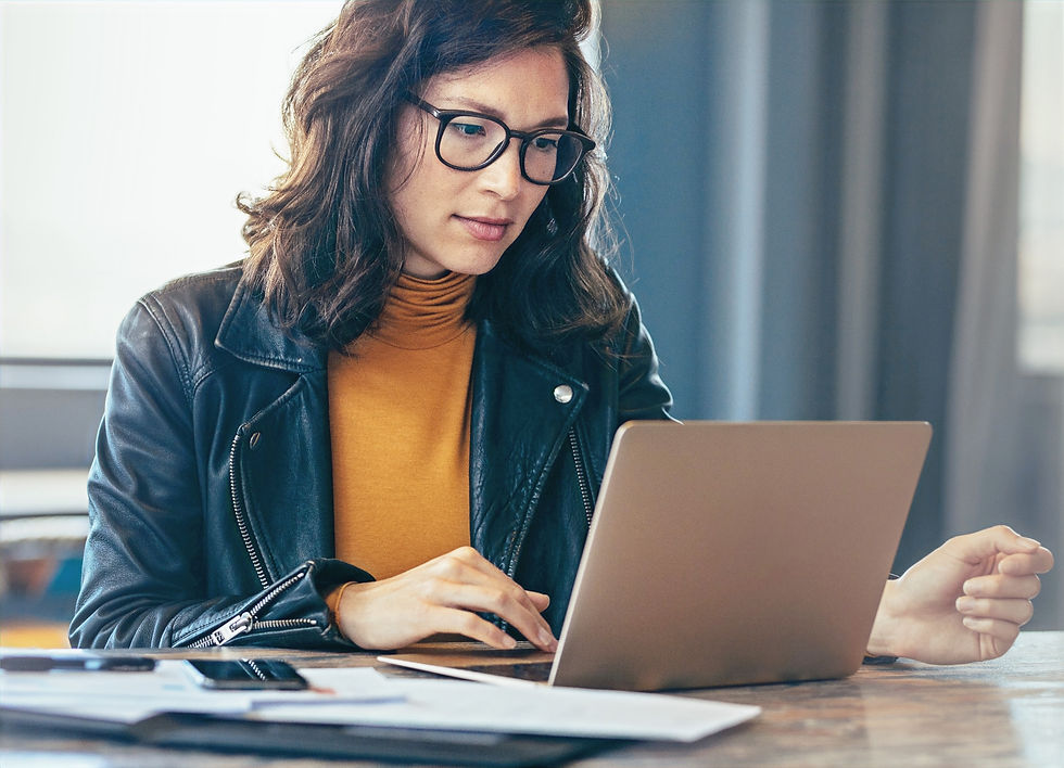 Donna con occhiali usa il computer applicando Il Metodo