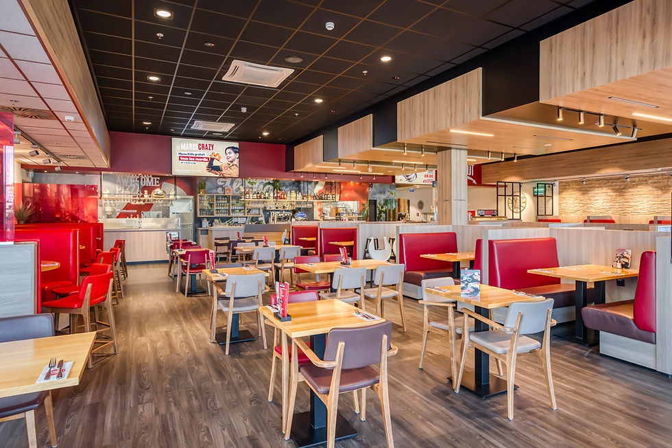 Innenraum des Pizza Hut Restaurants mit modernem Sitzbereich in Massen