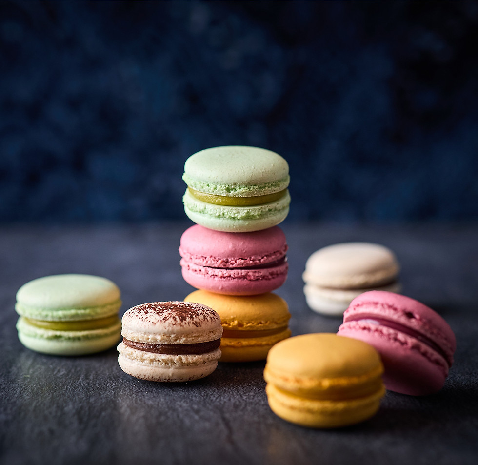 Macarons auf einem dunklen Hintergrund.