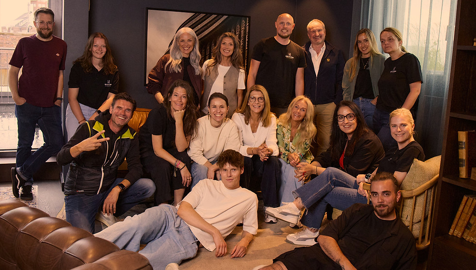 Eine Gruppenbild mit 17 Personen in einem Raum.