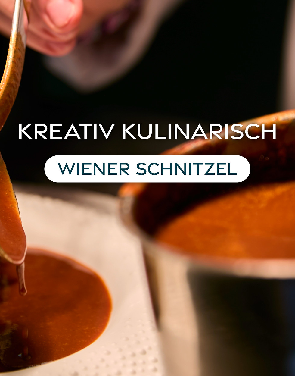 Wiener Schnitzel wird angerichtet.