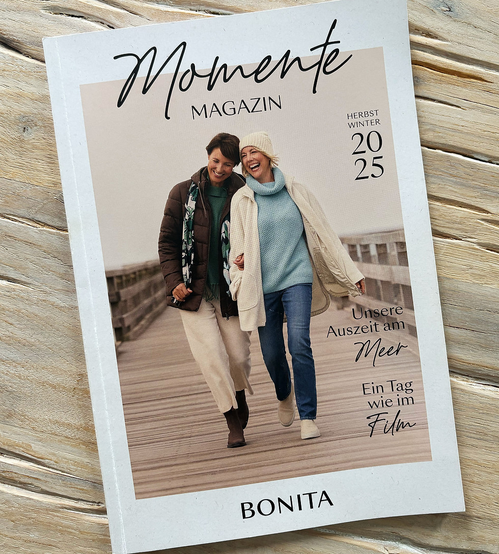 Das gedruckte Bonita Momente Magazin liegt geschlossen auf einem Holztisch.