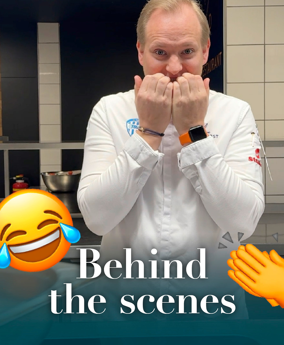 Ein Mann schaut in die Kamera und hält sich die Hände vor den Mund, dazu der Text "Behind the Scenes".