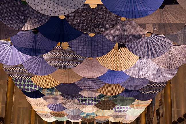 須藤玲子《扇の舞》2017 年 ジョン・F・ケネディ舞台芸術センターでの展示風景   photo: Margot Schulman