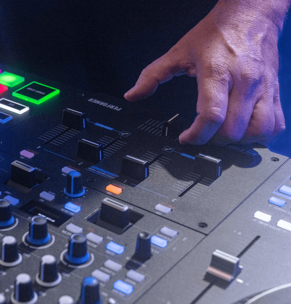 Mag Four Crossfader in Rane Performer Dj Controller