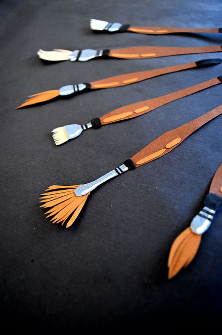 papier découpé pinceaux