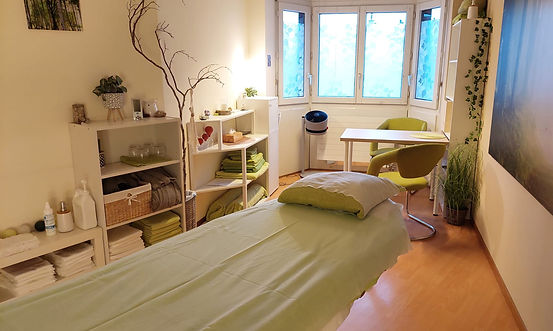 Photo du cabinet avec ma table et la fenêtre en fond (3ème angle)