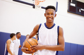 Jovem jogador de basquete