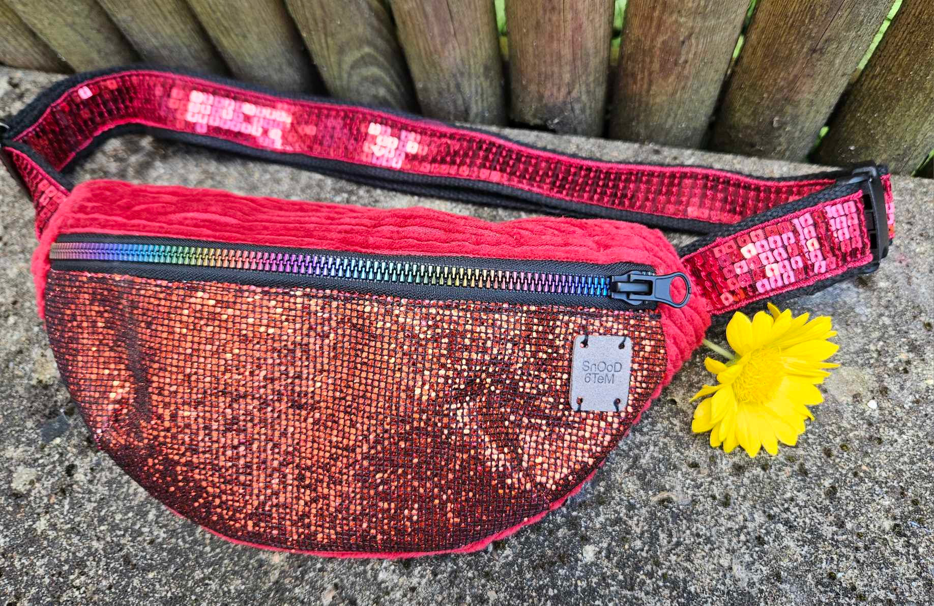 mini banane velours/strass rouge