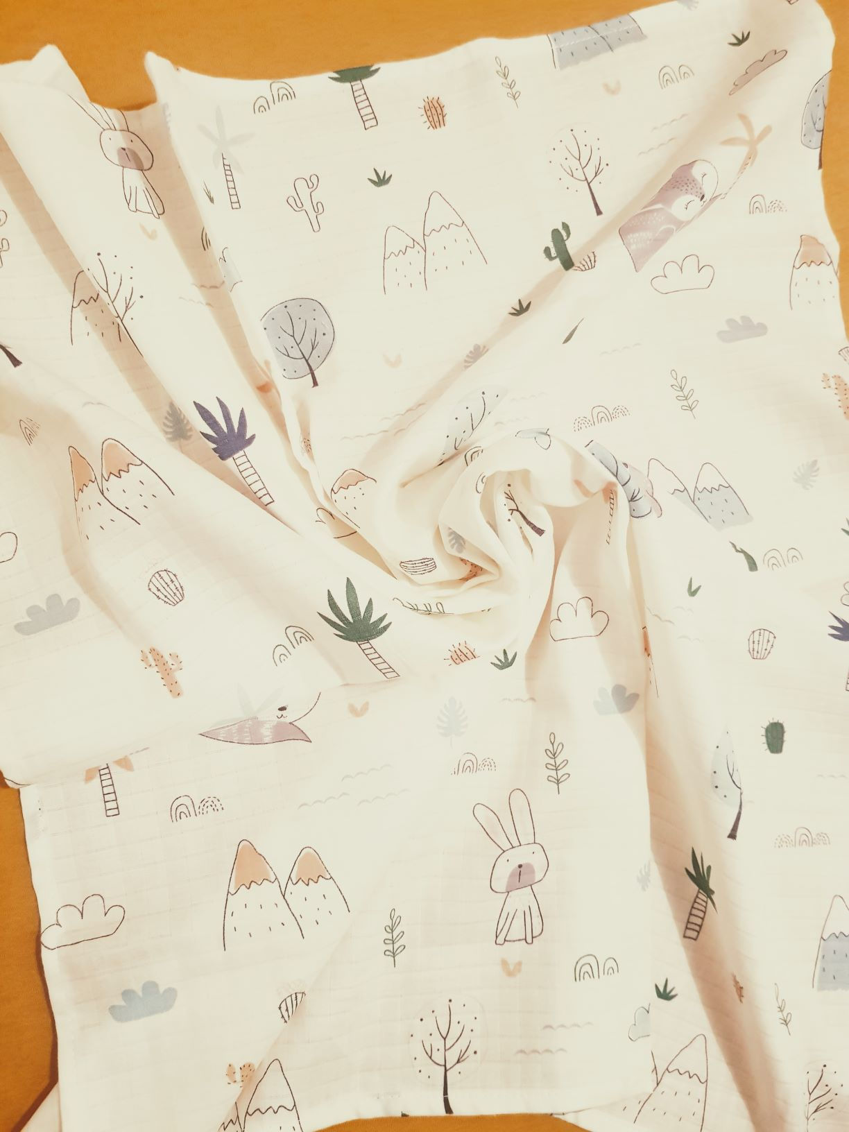 חיתול בד טטרה גוון קרם עם מוטיבים מדבריים