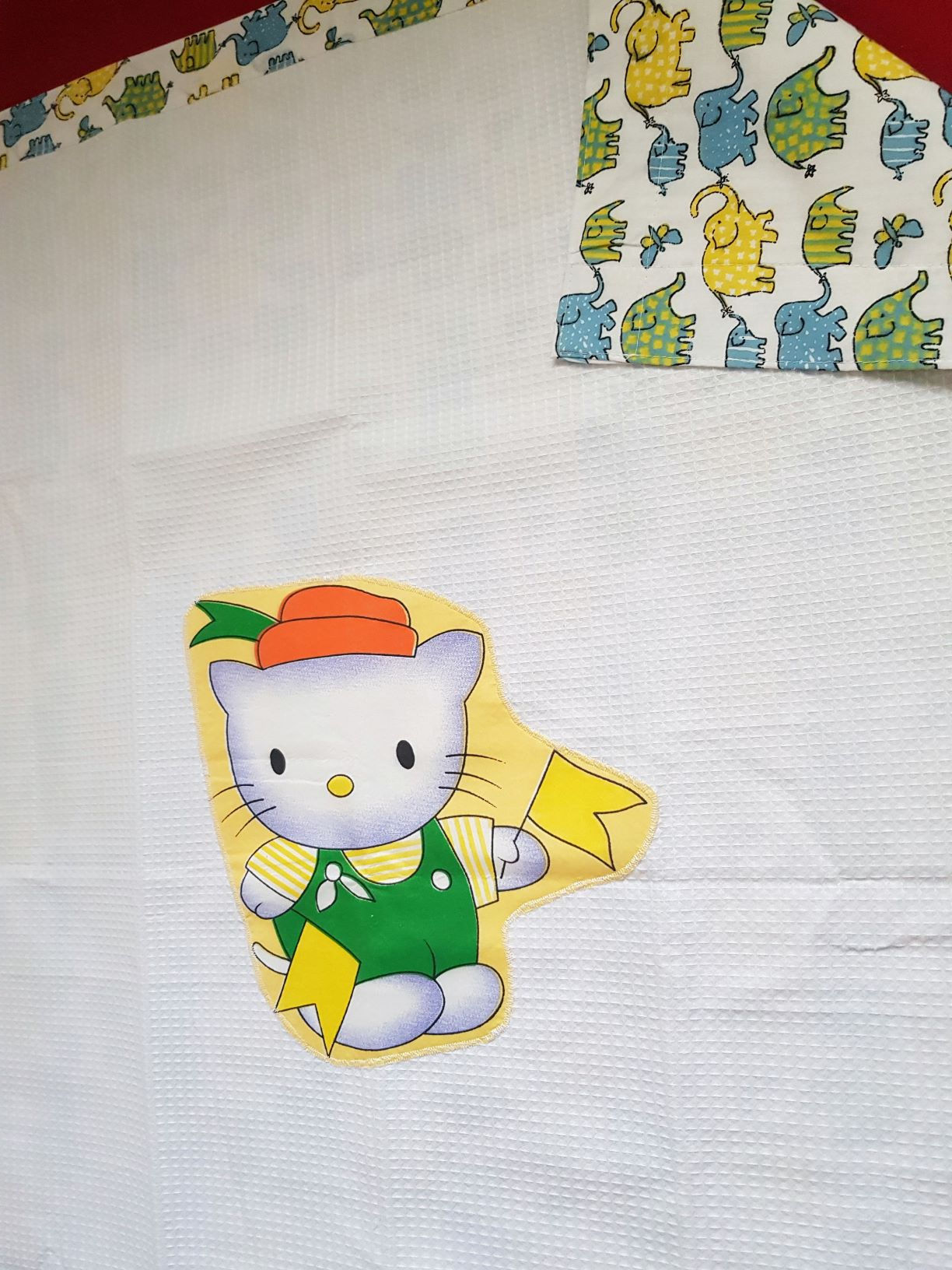 פיקה לבנה עם חתול ודגל וביטנת פילים