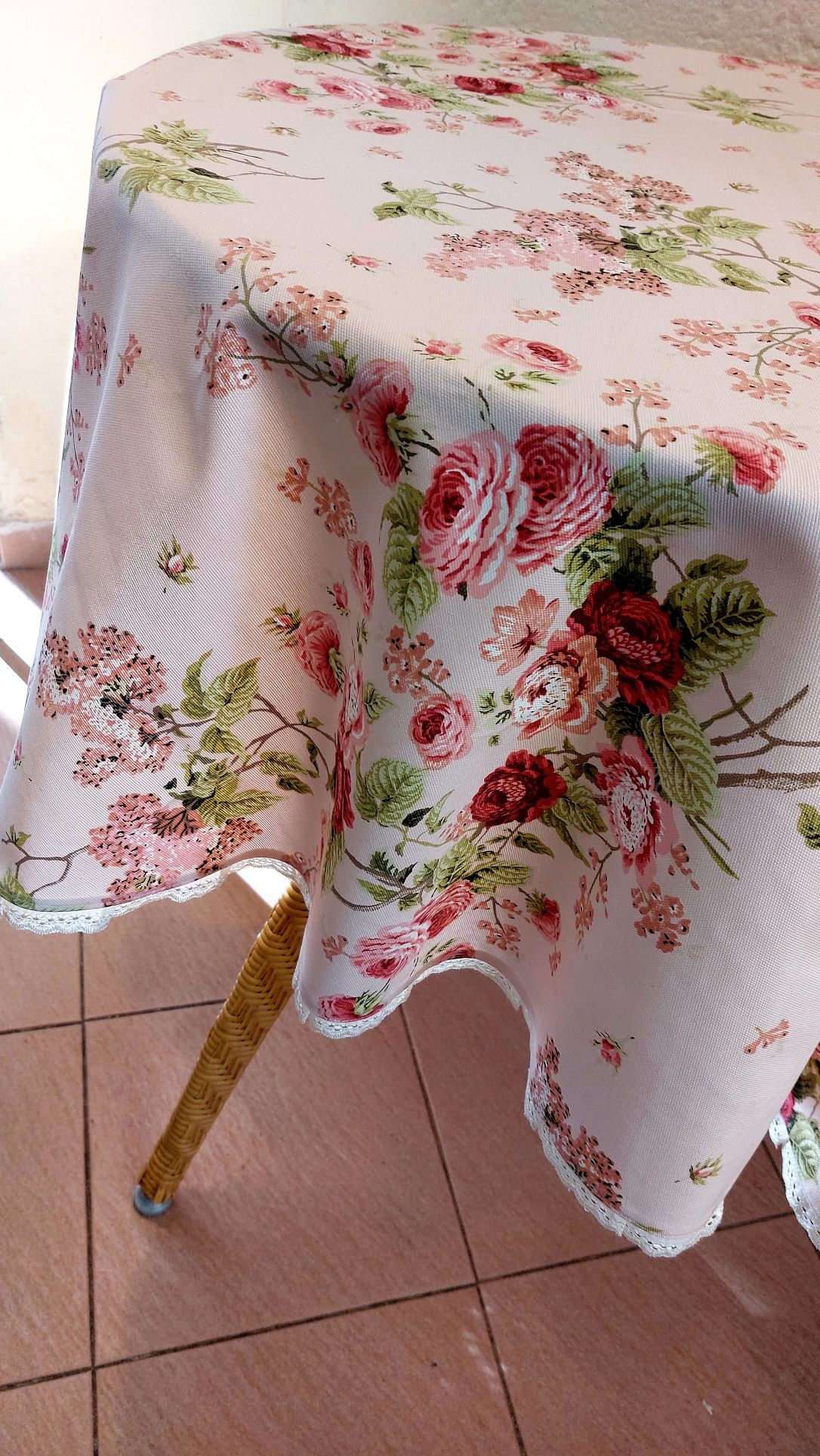 מפת שולחן ורוד בהיר פרחוני